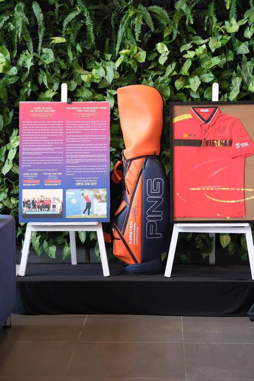 Anh Minh đấu giá áo đấu và túi gậy để làm từ thiện.