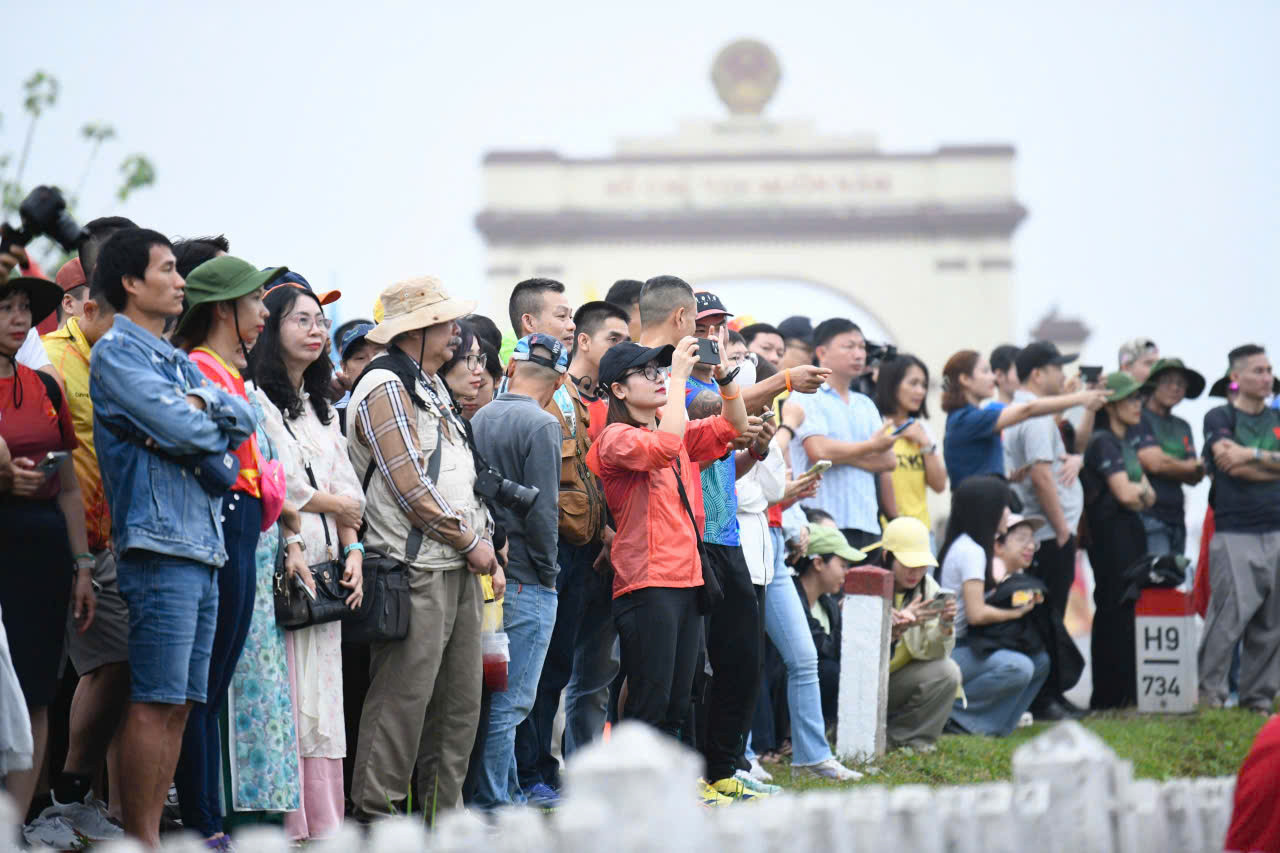 Đông đảo người dân Quảng Trị và các vận động viên phong trào cũng đã có mặt từ sớm để tham dự Lễ Thượng cờ, Lễ Khai mạc Tiền Phong Marathon 2025.