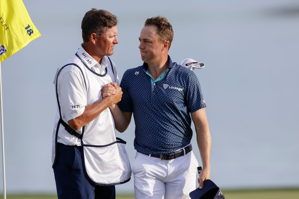 Justin Thomas và caddie Matt Minister ăn mừng vòng đấu kỷ lục 62 gậy. Justin Thomas và caddie Matt Minister ăn mừng vòng đấu kỷ lục 62 gậy.