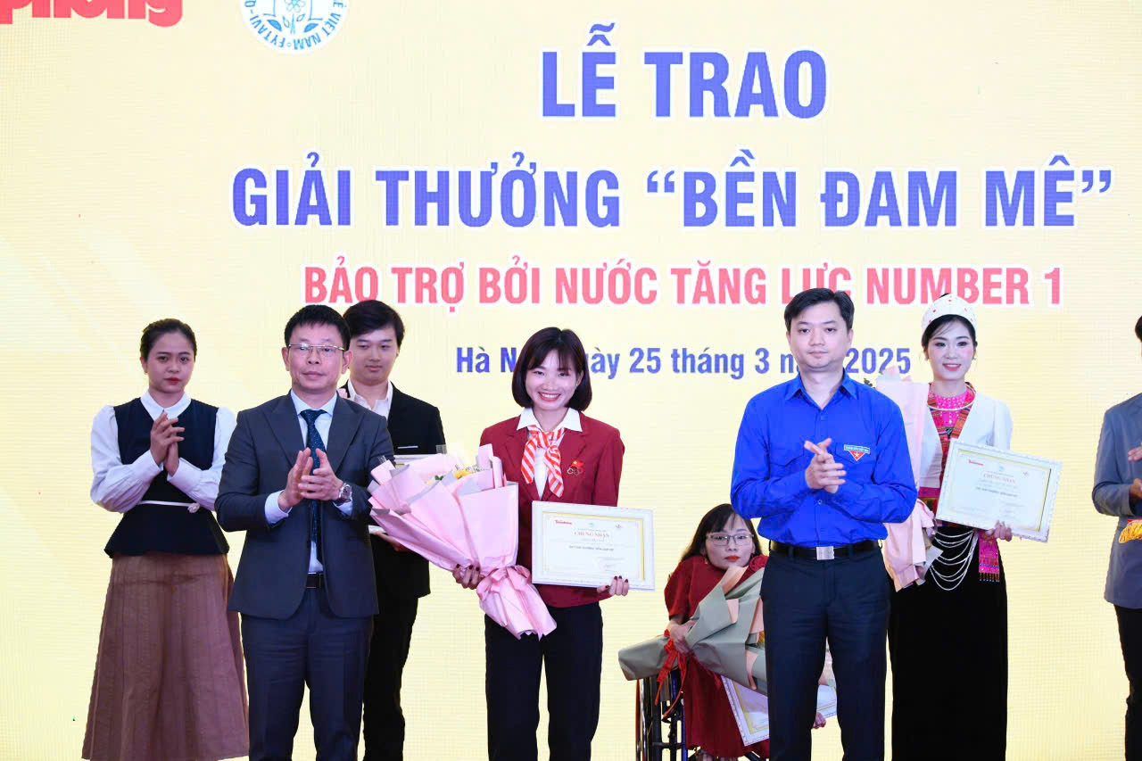 Anh Nguyễn Minh Triết - Bí thư Ban Chấp hành T.Ư Đoàn, Chủ tịch Trung ương Hội Sinh viên Việt Nam (trái); nhà báo Phùng Công Sưởng - Tổng biên tập báo Tiền Phong - Giám đốc Quỹ Hỗ trợ Tài năng trẻ Việt Nam, trao giải thưởng "Bền Đam Mê" tặng vận động viên Nguyễn Thị Oanh. Ảnh: Như Ý. Anh Nguyễn Minh Triết - Bí thư Ban Chấp hành T.Ư Đoàn, Chủ tịch Trung ương Hội Sinh viên Việt Nam (trái); nhà báo Phùng Công Sưởng - Tổng biên tập báo Tiền Phong - Giám đốc Quỹ Hỗ trợ Tài năng trẻ Việt Nam, trao giải thưởng "Bền Đam Mê" tặng vận động viên Nguyễn Thị Oanh. Ảnh: Như Ý.