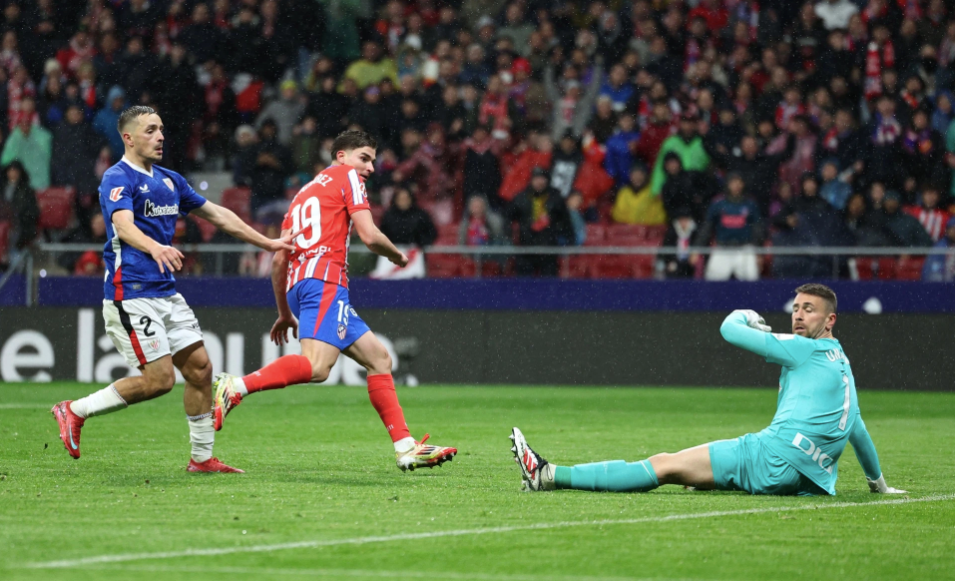 Pha dứt điểm tinh tế của Alvarez vào lưới Bilbao Pha dứt điểm tinh tế của Alvarez vào lưới Bilbao