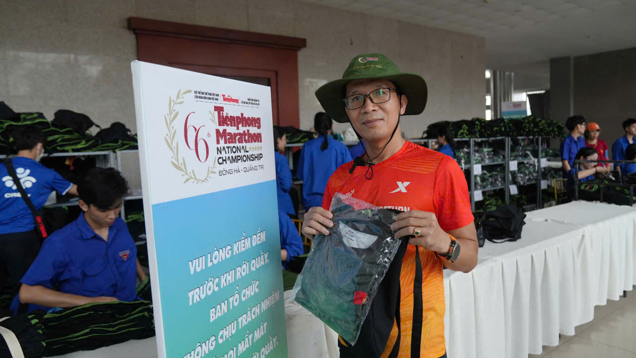 Điểm nhấn của bộ racekit năm nay là sự kết hợp giữa thể thao và tinh thần lịch sử hào hùng của dân tộc. Với chủ đề “Khúc khải hoàn”, bộ trang phục chính thức của Tiền Phong Marathon 2025 lấy màu xanh áo lính làm chủ đạo, gợi nhớ hình ảnh những người lính Cụ Hồ và bộ đội giải phóng năm xưa. Đây là cách Ban Tổ chức thể hiện sự tri ân và tôn vinh 50 năm ngày thống nhất đất nước (1975 - 2025).