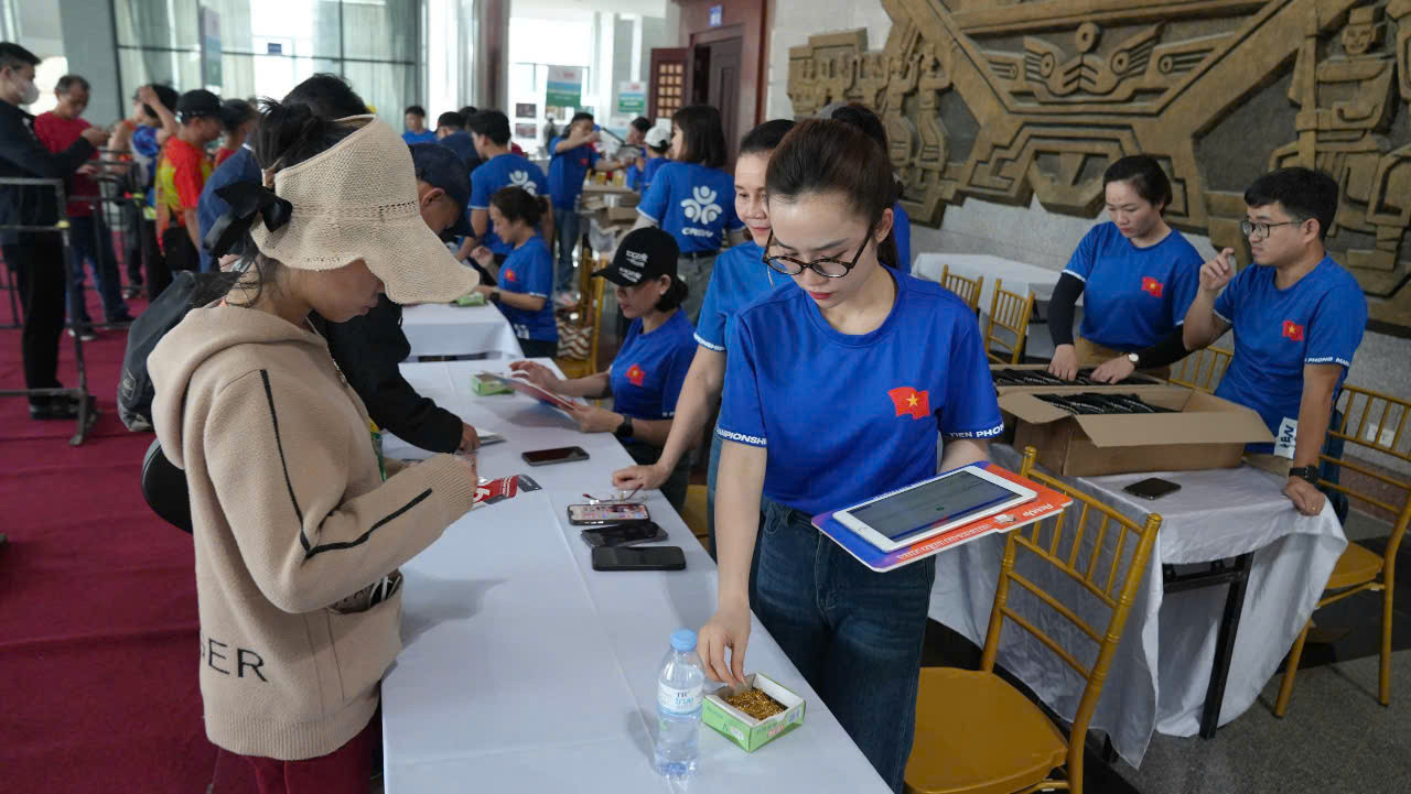 Mỗi bộ racekit bao gồm áo BIB, áo chạy, mũ, túi đựng đồ và các vật phẩm hỗ trợ khác. Đặc biệt, bộ trang phục năm nay mang chủ đề &quot;Khúc khải hoàn&quot; với màu xanh áo lính làm chủ đạo, nhằm tôn vinh 50 năm ngày thống nhất đất nước (30/4/1975 - 30/4/2025).