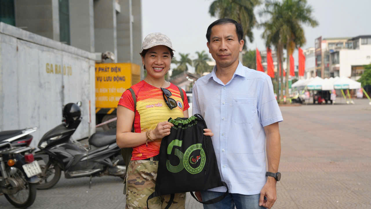 Chị Lê Thị Thủy Liên, Chủ tịch CLB Triệu Phong Runners (Quảng Trị) cho biết: &quot;Tiền Phong Marathon 2025 mang ý nghĩa đặc biệt khi diễn ra đúng dịp kỷ niệm 50 năm thống nhất đất nước (30/4/1975 – 30/4/2025). Chính vì vậy, các runner không chỉ tham gia với tinh thần thể thao mà còn cảm nhận được niềm tự hào về quê hương Quảng Trị -mảnh đất anh hùng&quot;.