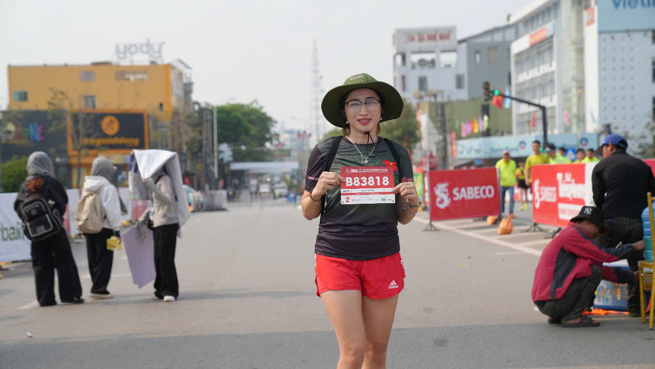 Chị Lê Thị Hương (một runner phong trào của Quảng Trị) đăng ký thi đấu ở cự ly 21,125km) cho biết, check in với số BIB ở cổng chào.
