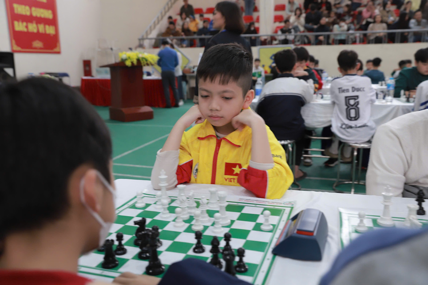 Kỳ thủ trẻ Nguyễn Xuân Phương thi đấu tại giải. Kỳ thủ trẻ Nguyễn Xuân Phương thi đấu tại giải.