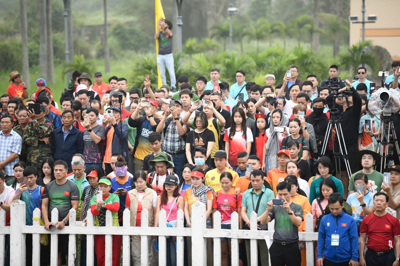 “Đứng giữa mảnh đất lịch sử từng là biên giới chia cắt hai miền đất nước, tôi càng trân trọng hơn ý nghĩa của hòa bình và đoàn kết. Giây phút này tiếp thêm sức mạnh để tôi bước vào đường chạy với quyết tâm cao nhất&quot;, một vận động viên phong trào chia sẻ.