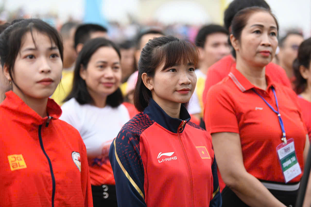 Vận động viên Nguyễn Thị Oanh, người 8 lần liên tiếp vô địch Tiền Phong Marathon cự ly 5km chia sẻ: “Tôi vô cùng tự hào khi tham dự Lễ Thượng cờ, Lễ Khai mạc Tiền Phong Marathon 2025. Đặc biệt khi đứng tại Đôi bờ Hiền Lương - Bến Hải của mảnh đất Quảng Trị anh hùng, tôi cũng như tất cả các vận động viên khác đều cảm nhận sâu sắc hơn những hy sinh mất mát của nhiều thế hệ đi trước, qua đó tự nhủ phải cố gắng hơn, cống hiến nhiều hơn để xứng đáng với các bậc tiền nhân”.