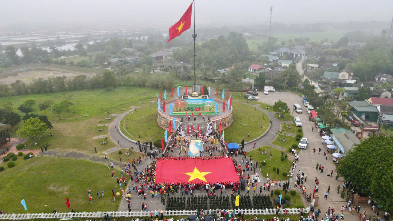 Trong không khí thiêng liêng, các vận động viên hàng đầu của điền kinh Việt Nam, như: Nguyễn Thị Oanh, Lê Thị Tuyết, Phạm Huỳnh Yến Thư, Mai Quý Phong... đã tham dự buổi lễ, thể hiện lòng kính trọng và tự hào dân tộc.
