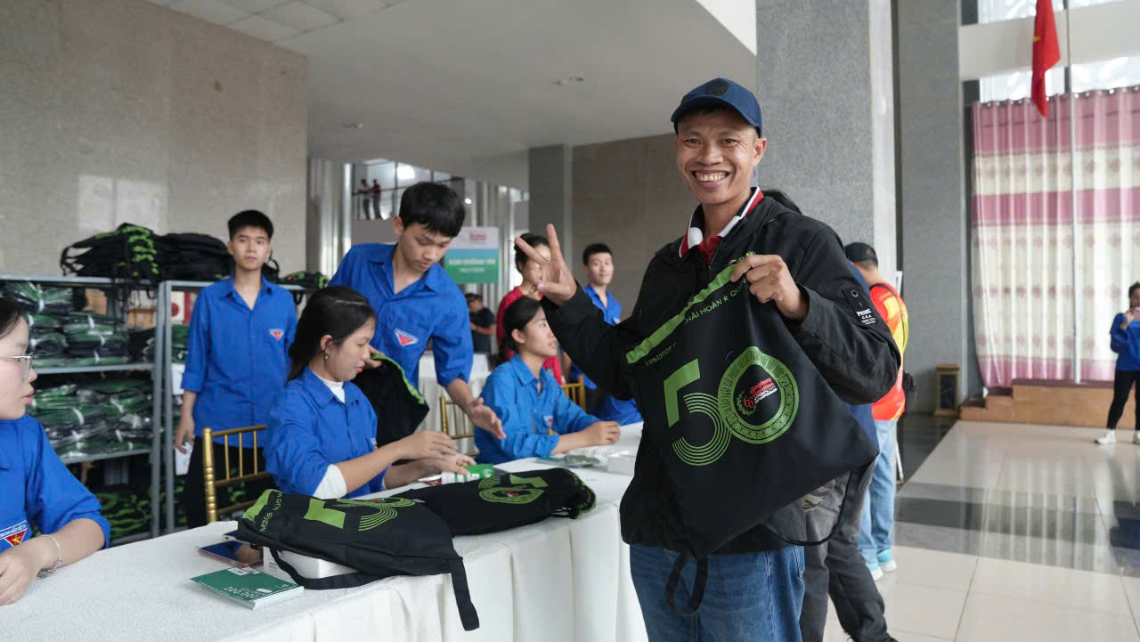 Dòng người đổ về khu vực expo ngày càng đông đảo, rất nhiều vận động viên đã chính thức cầm trên tay những tấm BIB đầu tiên của Tiền Phong Marathon 2025 cùng các vật phẩm ấn tượng, mang đậm nét lịch sử theo thông điệp “Khúc khải hoàn” của giải đấu.