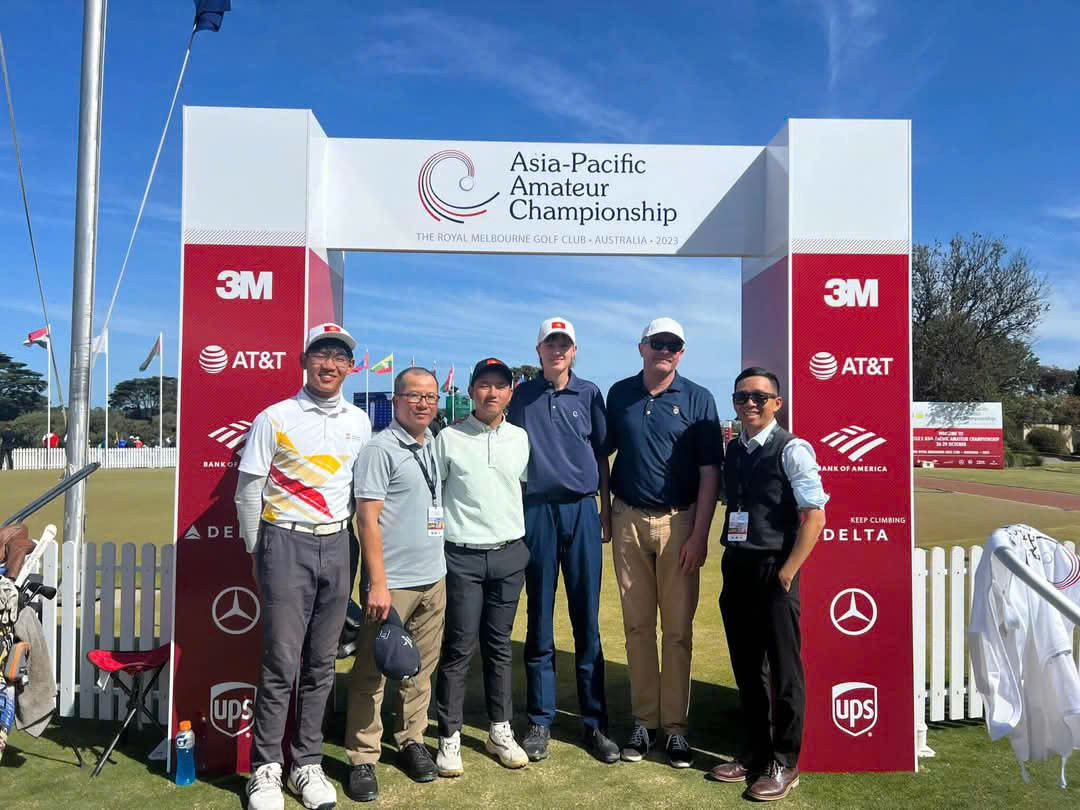 Ông Nguyễn Đặng Sơn (bố Anh Minh) đồng hành với con ở nhiều giải đấu. Ảnh: VGA.