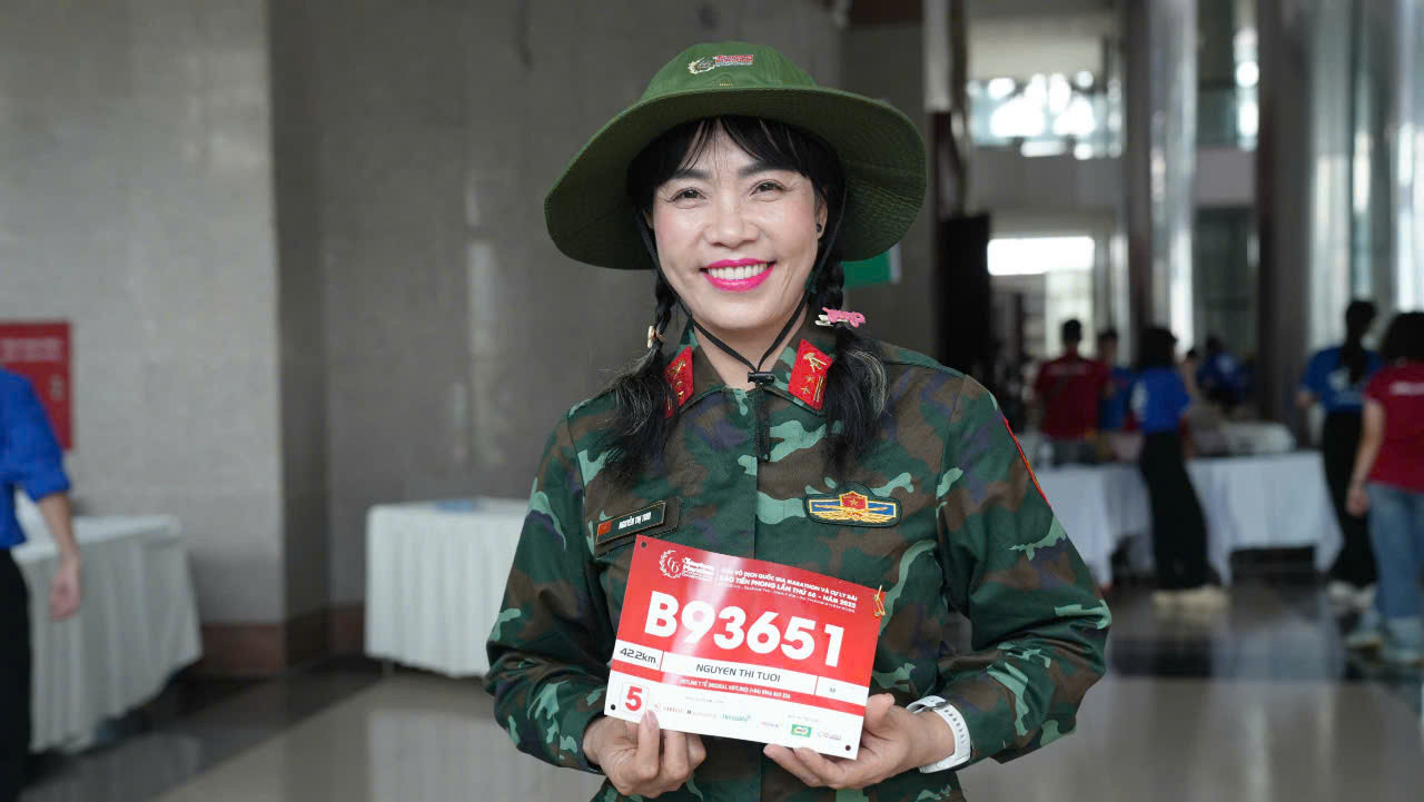 Chị Nguyễn Thị Tươi (Ninh Bình), đăng ký thi đấu cự ly 42,195km, chia sẻ: &quot;Đây là lần đầu tiên tôi tham gia Tiền Phong Marathon và cảm thấy rất phấn khích. Công tác tổ chức chuyên nghiệp, các bạn tình nguyện viên rất nhiệt tình, giúp tôi nhận racekit nhanh chóng. Đặc biệt, giải năm nay diễn ra tại vùng đất lịch sử Quảng Trị đúng dịp kỷ niệm ngày giải phóng đất nước nên tôi mong chờ tới ngày thi đấu!&quot;.
