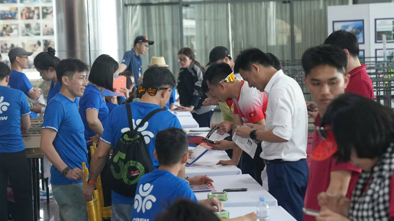 Không khí sôi nổi ở khu vực làm thủ tục nhận racekit.