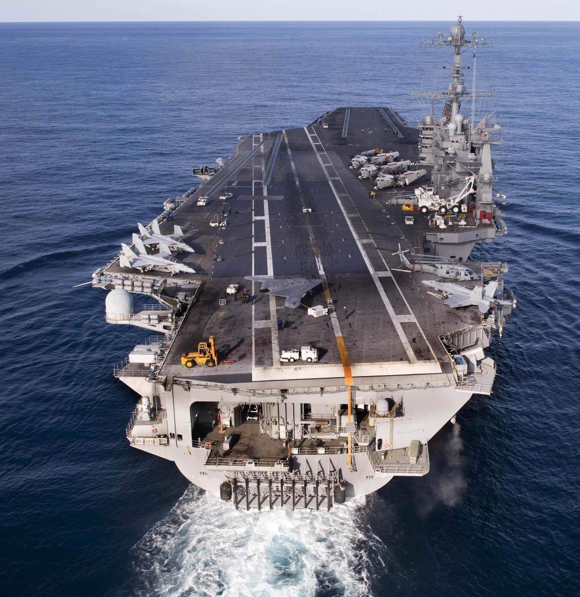 Máy bay tàng hình không người lái X-47B đã được Mỹ thử nghiệm thành công trên tàu sân bay. Với sự xuất hiện của các thế hệ UAV tối tân, cụm tàu sân bay xung kích sẽ tăng thêm uy lực gấp nhiều lần, đồng thời giảm nguy cơ rủi ro về con người. Máy bay tàng hình không người lái X-47B đã được Mỹ thử nghiệm thành công trên tàu sân bay. Với sự xuất hiện của các thế hệ UAV tối tân, cụm tàu sân bay xung kích sẽ tăng thêm uy lực gấp nhiều lần, đồng thời giảm nguy cơ rủi ro về con người