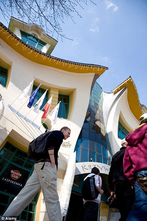 Từ bức tường đến mái nhà đều...cong