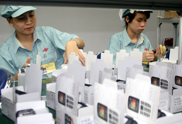 Kim ngạch hàng hóa XNK 9 tháng năm 2013 đạt 192,53 tỷ USD. Trong ảnh: Công nhân đóng gói sản phẩm tại Nhà máy sản xuất điện thoại di động của Tập đoàn Viễn thông Quân đội Viettel. Ảnh: TTXVN
