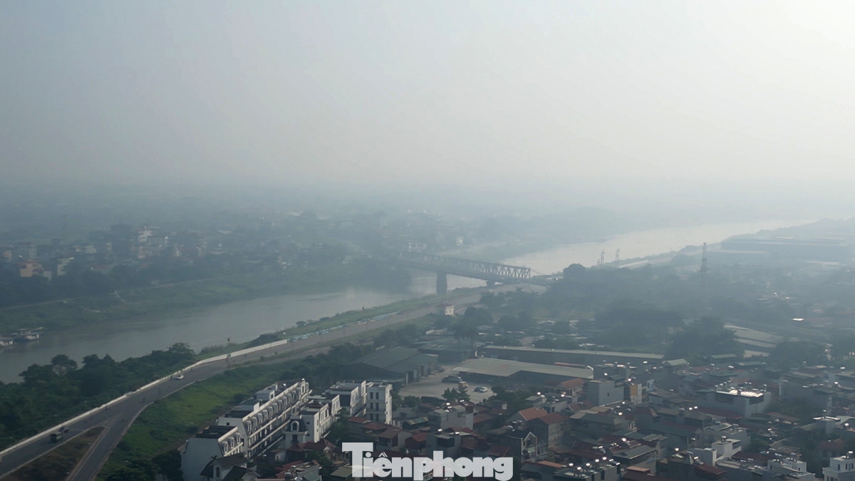 Nhiệt độ tại Hà Nội hôm nay dao động trong khoảng 24 đến 26 độ. Độ ẩm trung bình phổ biến 89 đến 93%; mật độ mây cao đến 99%.