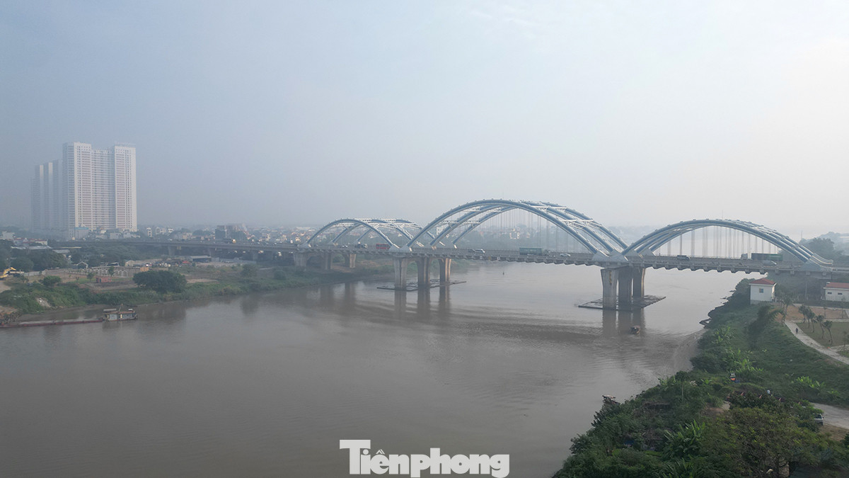 Dự báo thời tiết tại Hà Nội và các tỉnh lân cận hôm nay có nắng và gió nhẹ, tuy nhiên thực tế hiện bầu trời vẫn u ám trong lớp sương mù.