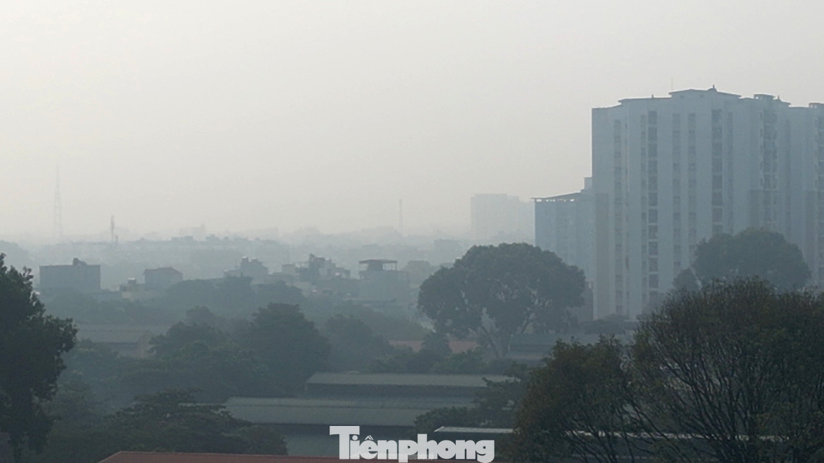 Bầu không khí đặc quánh do bụi mịn và sương mù tại khu vực huyện Đông Anh (thành phố Hà Nội) lúc 11h30.