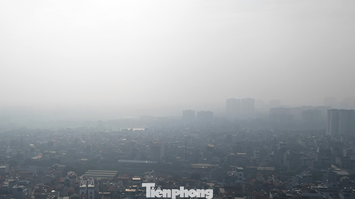 Gần 12 giờ trưa, bầu trời Hà Nội và các khu vực lân cận vẫn mù mịt trong sương dù đã xuất hiện nắng và gió nhẹ.