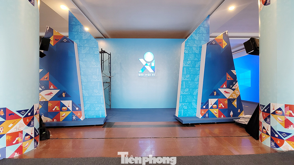 Bước vào sảnh chính của Cung Văn hóa Lao động Hữu nghị Việt - Xô là nơi check-in với logo số XI của Đại hội. Bước vào sảnh chính của Cung Văn hóa Lao động Hữu nghị Việt - Xô là nơi check-in với logo số XI của Đại hội.