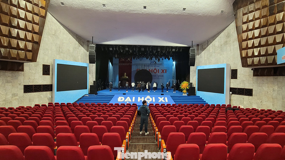 Phần tổng duyệt cho các tiết mục văn nghệ chào mừng đang được khẩn trương thực hiện bên trong hội trường. Phần tổng duyệt cho các tiết mục văn nghệ chào mừng đang được khẩn trương thực hiện bên trong hội trường.