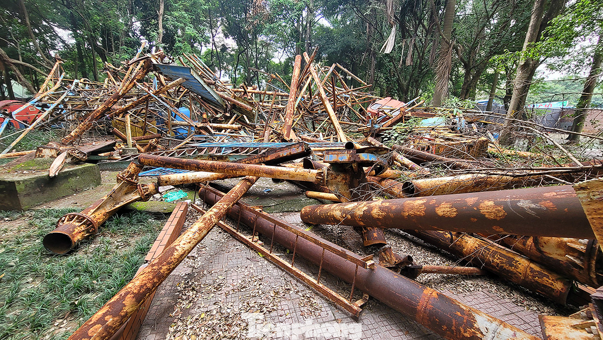 Vòng quay Mặt Trời và khu vui chơi máng trượt được hoàn thành tháo dỡ ngày 23/8, tuy nhiên sau gần 4 tháng, toàn bộ bãi phế liệu này vẫn ngổn ngang chưa được xử lý.