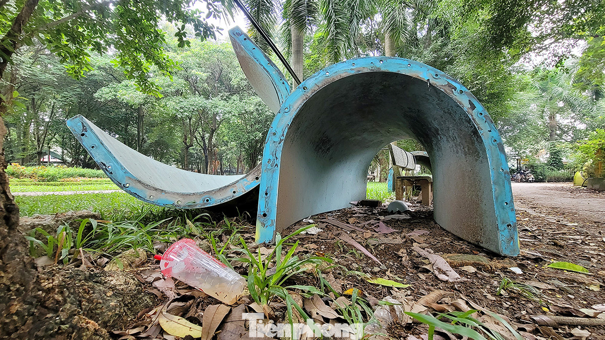 Phóng viên báo Tiền Phong ghi lại cảnh hoang tàn tại công viên Tuổi trẻ vào sáng nay (8/11).