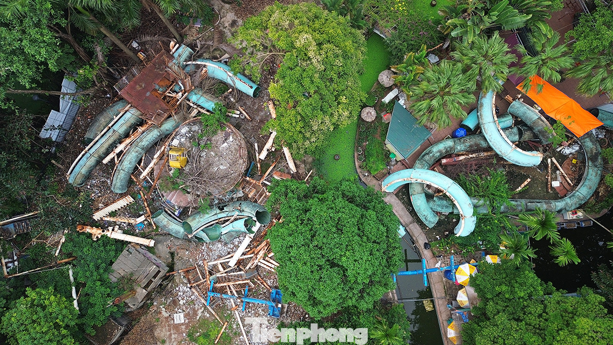 Hàng chục tấn thiết bị được tháo dỡ cách đây hàng tháng nhưng vẫn chưa được di dời.