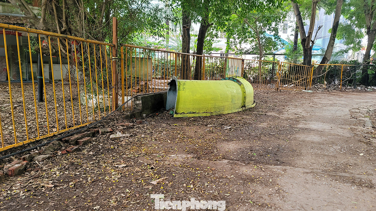 Phóng viên báo Tiền Phong ghi lại cảnh hoang tàn tại công viên Tuổi trẻ vào sáng nay (8/11).