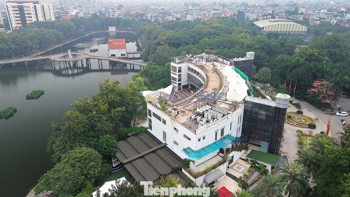 Trong khuôn viên của công viên Tuổi Trẻ có đến 14 hạng mục công trình sai quy hoạch, sai giấy phép đang được tháo dỡ sau hàng chục năm tồn tại, gây bức xúc dư luận.