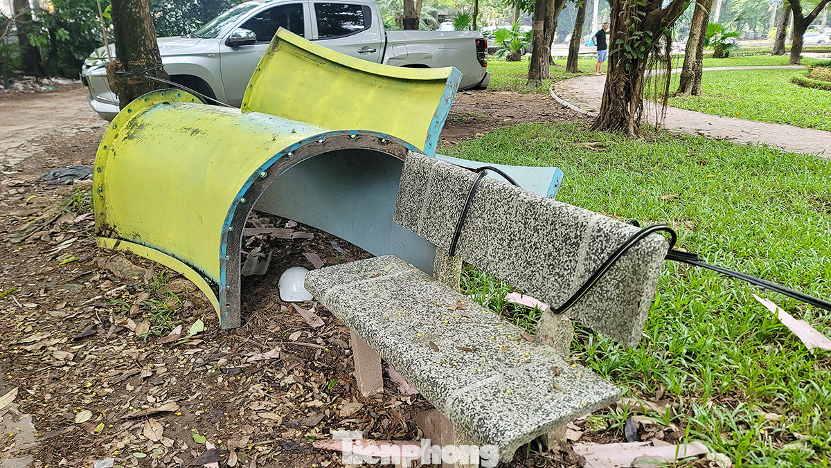 Phóng viên báo Tiền Phong ghi lại cảnh hoang tàn tại công viên Tuổi trẻ vào sáng nay (8/11).