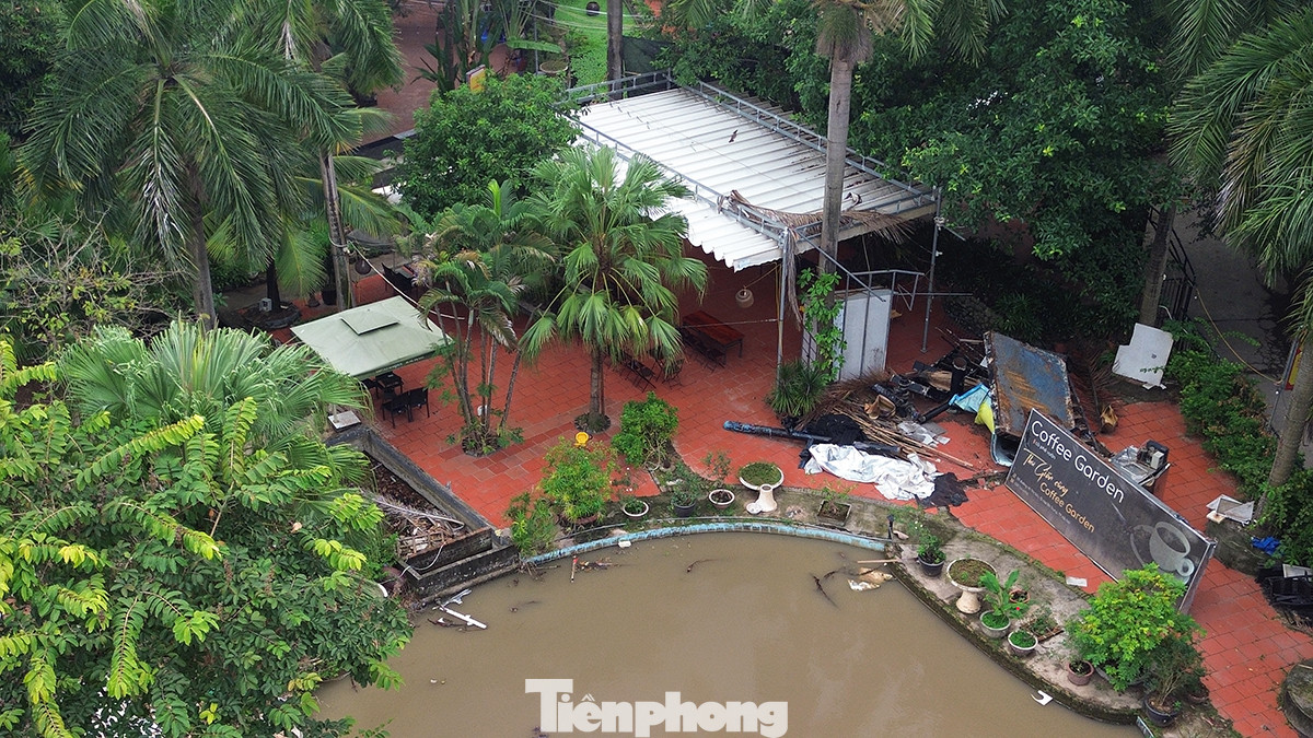 Dù đã được yêu cầu tháo dỡ do sai phạm nhưng khu vực quán cà phê này vẫn đang bán nước giải khát.