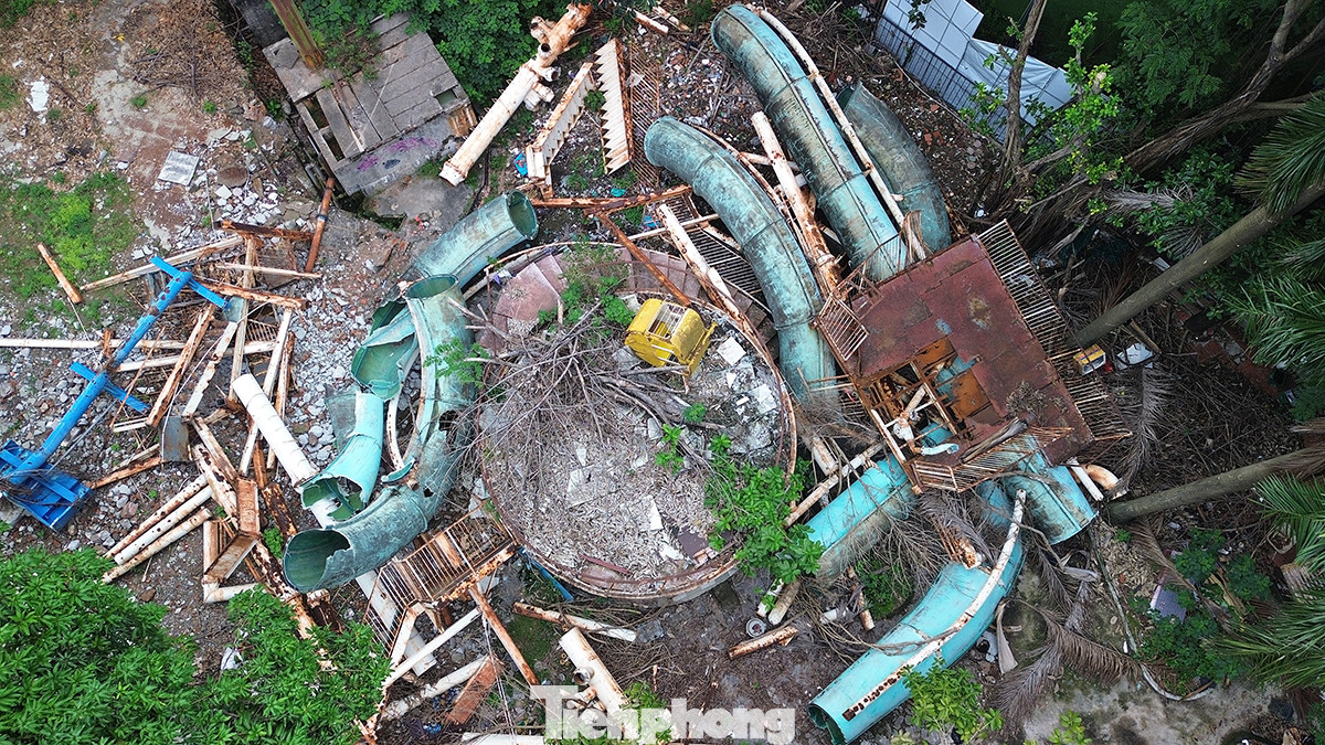 Vòng quay Mặt Trời và khu vui chơi máng trượt được hoàn thành tháo dỡ ngày 23/8, tuy nhiên sau gần 4 tháng, toàn bộ bãi phế liệu này vẫn ngổn ngang chưa được xử lý.