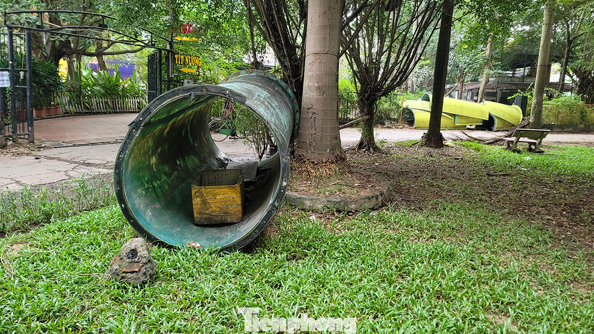 Phóng viên báo Tiền Phong ghi lại cảnh hoang tàn tại công viên Tuổi trẻ vào sáng nay (8/11).