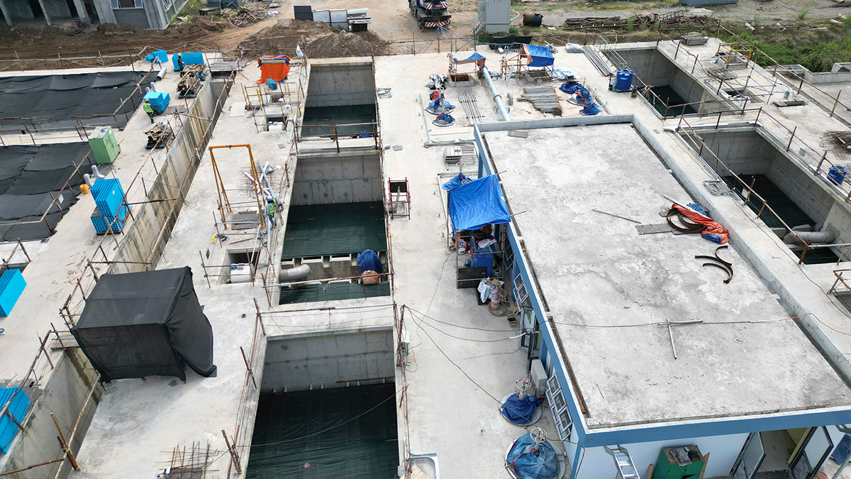 Trao đổi với PV Tiền Phong, đại diện UBND huyện Đan Phượng cho biết, dự án gặp khó khăn trong việc xin giấy phép cắt đê để nối đường ống lấy nước đến nhà máy, dẫn đến chậm tiến độ. Ngoài ra công tác đặt hệ thống truyền tải đang gặp một số phản đối liên quan đến thuê đất nông nghiệp của người dân. UBND huyện Đan Phượng đang tích cực phối hợp với công ty, tuyên truyền vận động người dân để sớm thi công các hạng mục này.