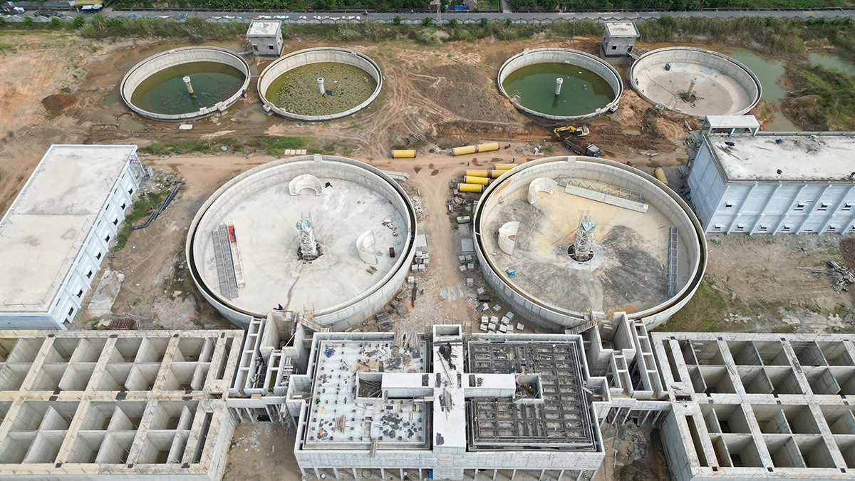 Ông Nguyễn Thế Công, Phó giám đốc Sở Xây dựng Hà Nội, cho biết Quý I/2024, nhà máy nước mặt Sông Hồng cũng hoàn thành với công suất là 300.000 m3/ngày đêm (hiện cơ bản hoàn thành, chỉ còn hoàn thiện hệ thống truyền tải khung).