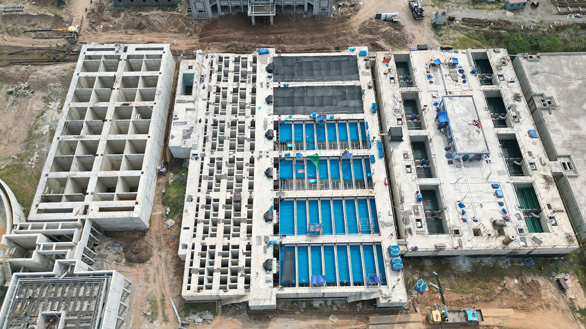 Tuy nhiên đến nay nhà máy mới hoàn thành khoảng 90% khối lượng công việc. Nhà máy nước sạch Sông Hồng đã 2 lần phải xin gia hạn tiến độ.