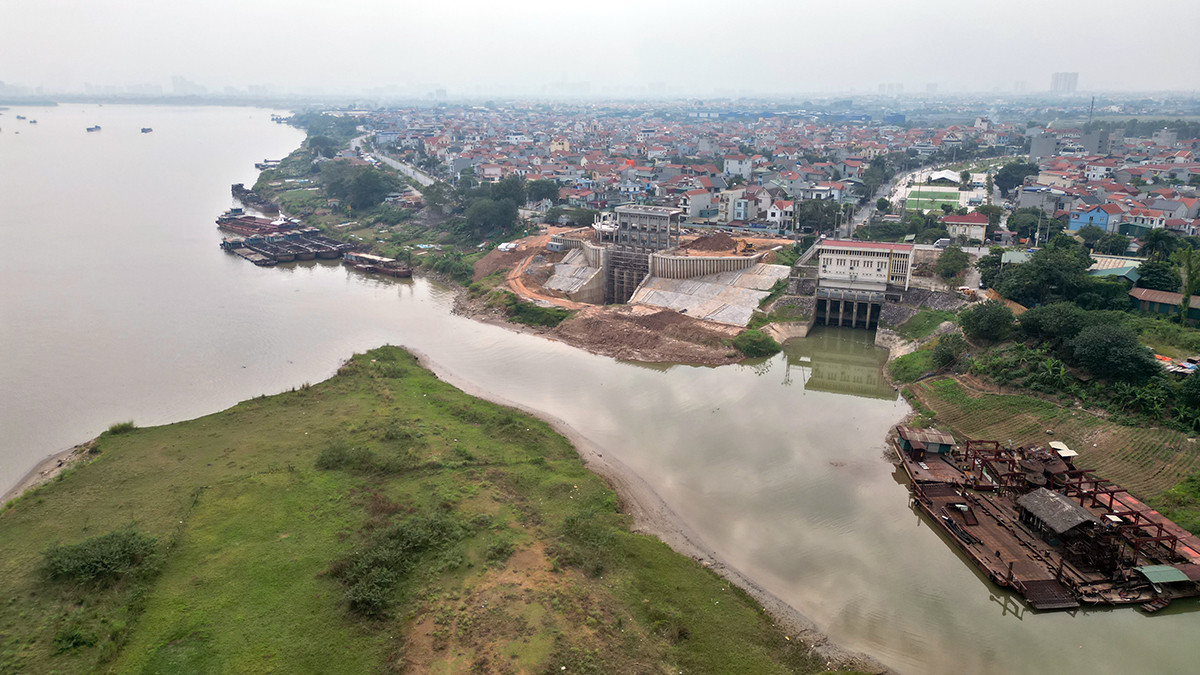 Đáng chú ý, Hà Nội yêu cầu phải khẩn trương hoàn thành nhà máy nước mặt sông Hồng công suất 300.000m3/ngày đêm trong quý 1/2024.