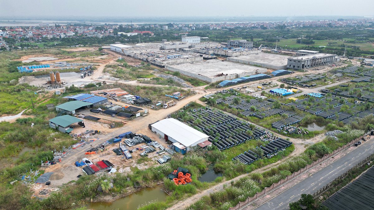 Những ngày qua, trên địa bàn Hà Nội xuất hiện tình trạng một số khu dân cư bị thiếu, cắt nước sinh hoạt. Đáng chú ý tại khu đô thị Thanh Hà (xã Cự Khê, huyện Thanh Oai), tình trạng thiếu nước sinh hoạt đã kéo dài 15 ngày, hàng vạn cư dân mỗi tối vẫn xếp hàng lấy từng xô nước từ xe téc để phục vụ sinh hoạt.