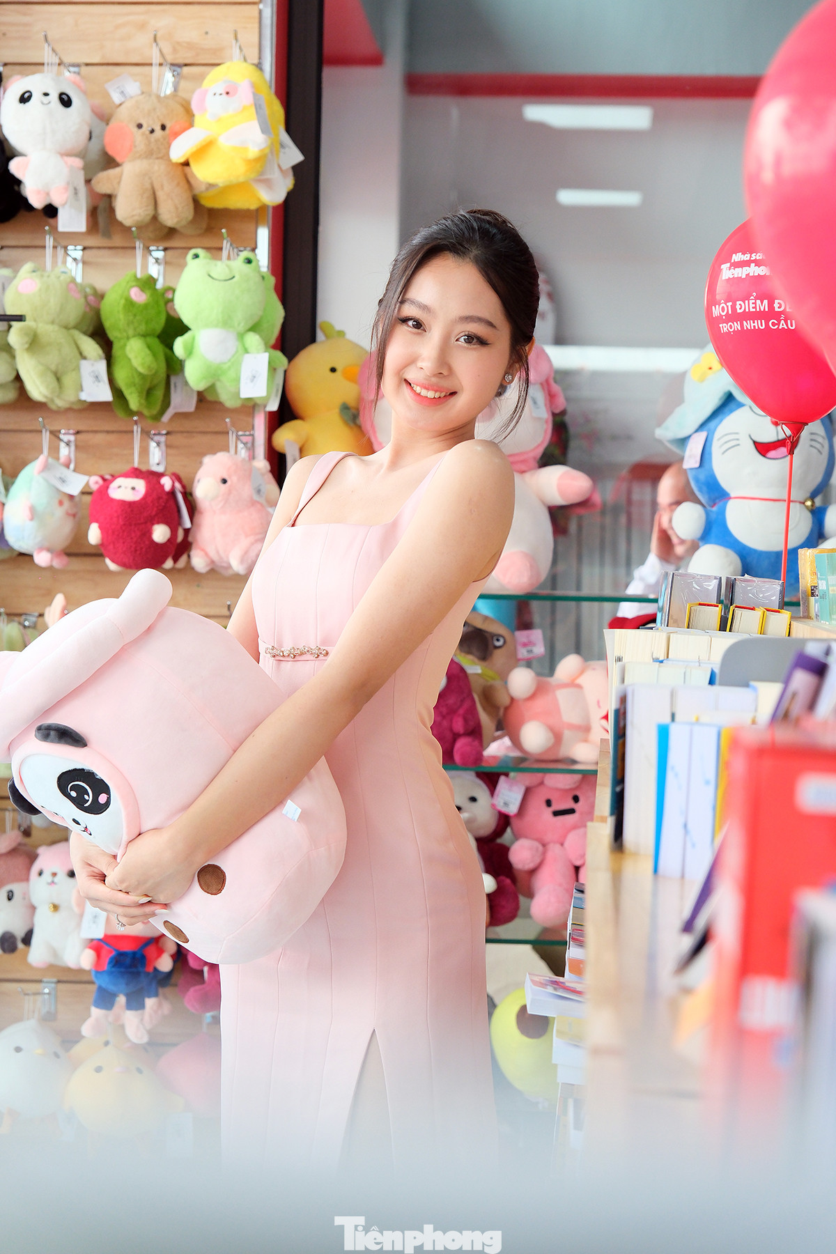 Hai người đẹp Đinh Khánh Hòa - Phạm Giáng My thích thú khi được hòa mình vào không gian rộng lớn của nhà sách Tiền Phong mới được khai trương tại vùng đất cố đô Ninh Bình.