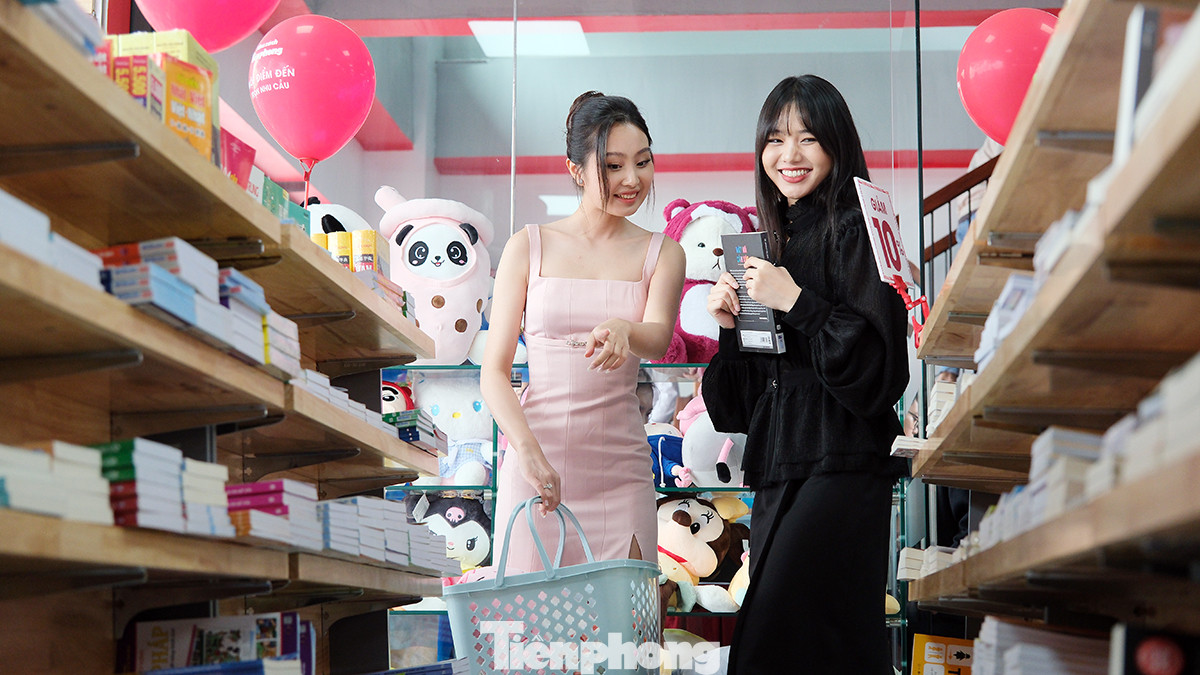 Hai người đẹp Top 10 Hoa hậu Việt Nam năm 2022 Đinh Khánh Hòa - Phạm Giáng My đã có một ngày trải nghiệm mua sắm ở Nhà sách Tiền Phong mới được khai trương tại thành phố Ninh Bình.