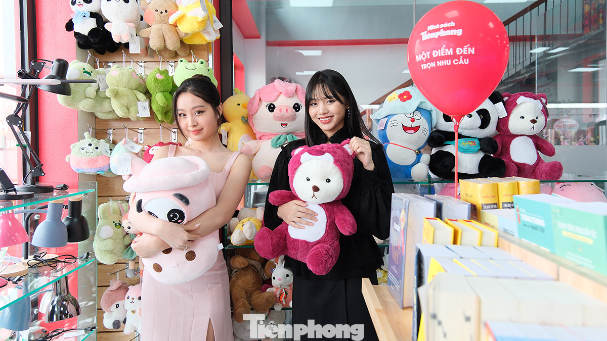 Hai người đẹp đã chọn cho riêng mình những chú gấu bông xinh xắn mang màu sắc yêu thích.