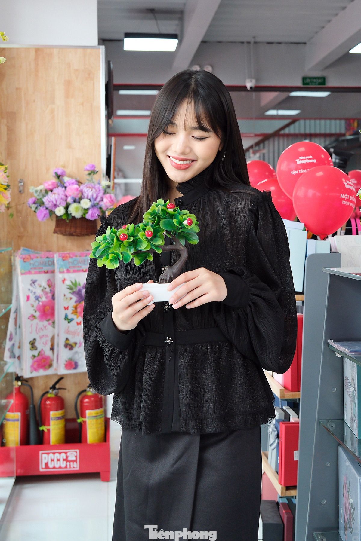 Hai người đẹp Đinh Khánh Hòa - Phạm Giáng My thích thú khi được hòa mình vào không gian rộng lớn của nhà sách Tiền Phong mới được khai trương tại vùng đất cố đô Ninh Bình.