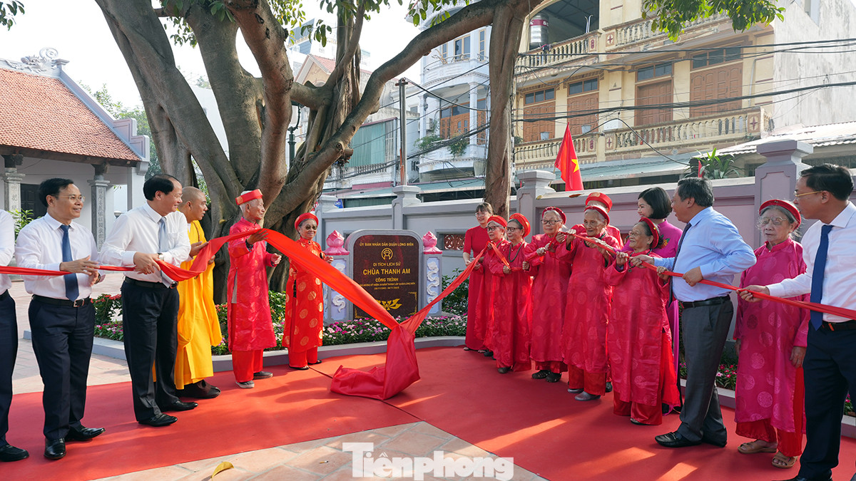 Trước đó vào sáng 25/10, đại diện lãnh đạo TP Hà Nội, quận Long Biên cùng các vị bô lão tại phường Thượng Thanh đã cắt băng khánh thành và tham dự lễ gắn biển công trình chào mừng 20 năm thành lập quận Long Biên.