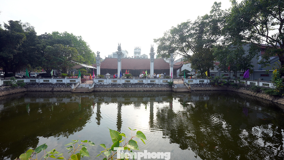 Ngay cạnh chùa là ngôi Đình Thanh Am cổ kính với không gian với cây xanh và hồ nước rộng lớn.