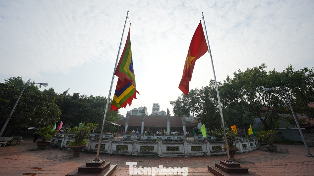 Ngay cạnh chùa là ngôi Đình Thanh Am cổ kính với không gian với cây xanh và hồ nước rộng lớn.