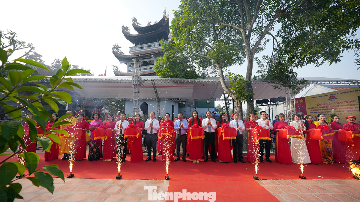 Trước đó vào sáng 25/10, đại diện lãnh đạo TP Hà Nội, quận Long Biên cùng các vị bô lão tại phường Thượng Thanh đã cắt băng khánh thành và tham dự lễ gắn biển công trình chào mừng 20 năm thành lập quận Long Biên.