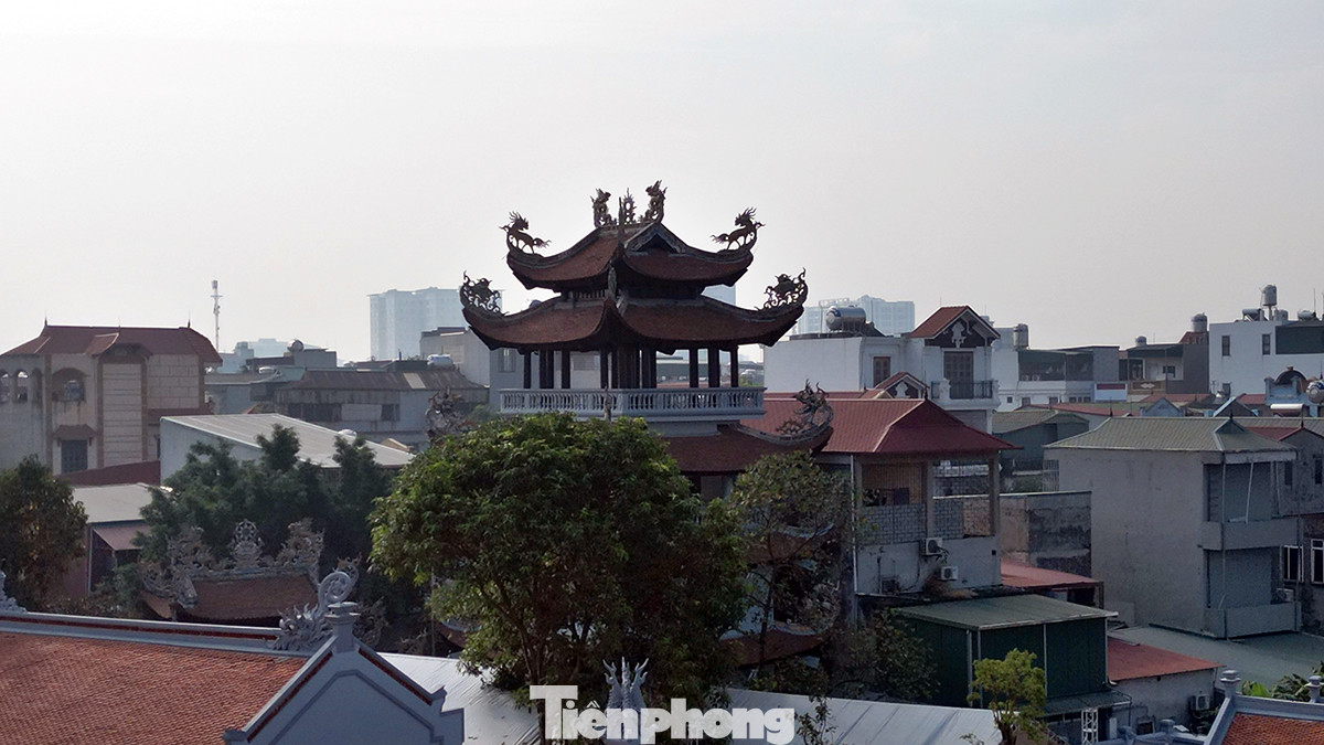 Hình ảnh tháp chuông nổi bật trong không gian phường Thượng Thanh.