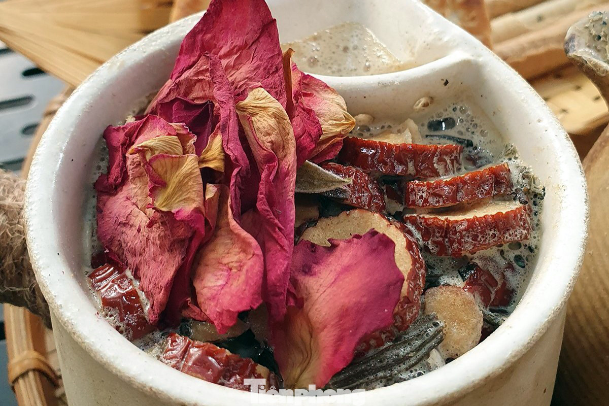 Không phải trân châu đường đen giống trà sữa thông thường, sự hòa quyện của các loại hoa quả khô, thảo mộc đã tạo nên vị ngọt thanh - một hương vị vô cùng mới lạ và khác biệt cho trà sữa Vân Nam.